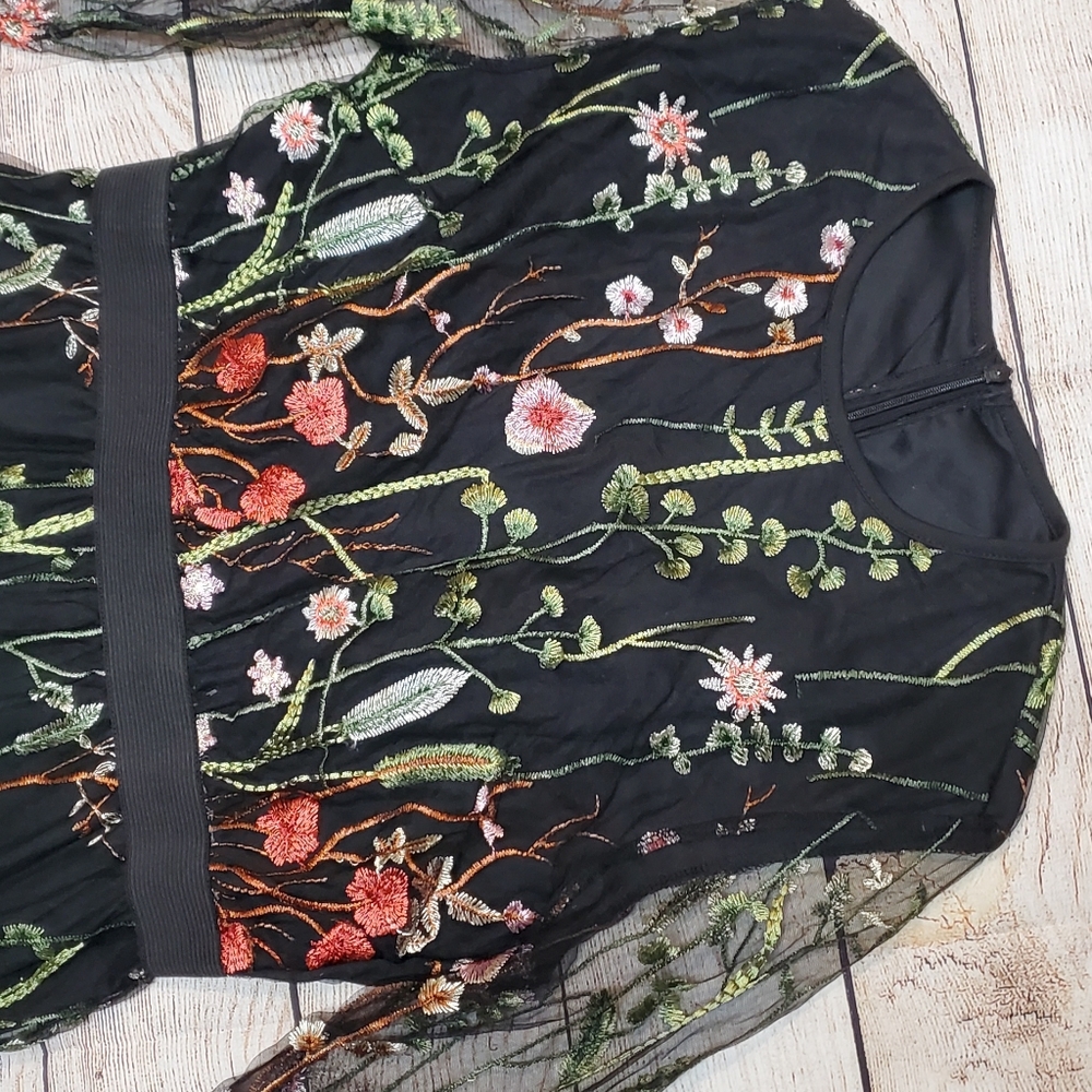 Embroidered dress size L - Picture 4 of 9